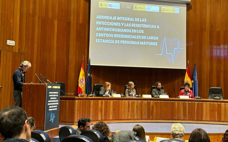 Sanidad y Derechos Sociales estudian medidas para frenar la resistencia a los antimicrobianos y mejorar la calidad de los cuidados en centros residenciales